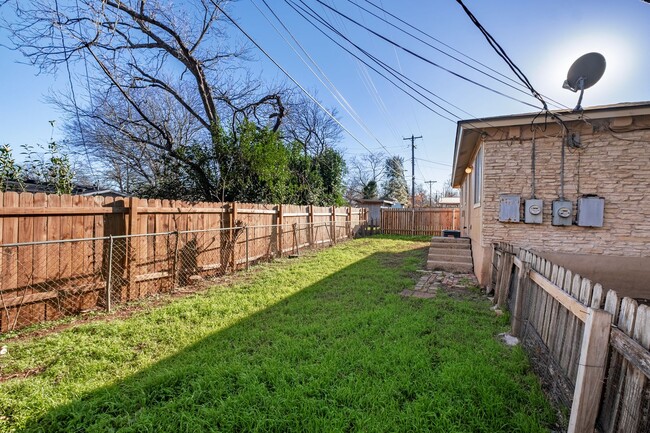 Building Photo - Charming 2 Bedroom, 2 Bath Duplex in a Prime South Austin Neighborhood