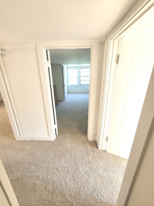 Building Photo - 2541 N Lake Dr