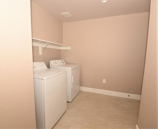 Building Photo - Fantastic 1 Bedroom Condo With Attached Ga...