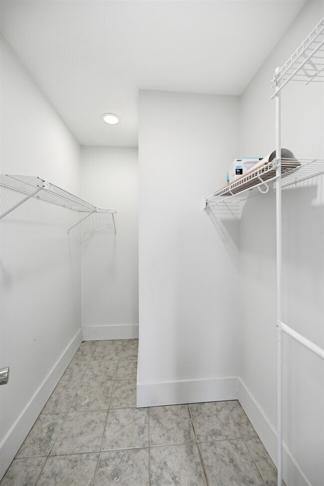 Building Photo - 564 Main St