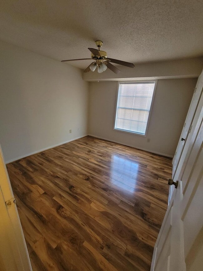 Building Photo - READY TO MOVE IN !!  2 Beds/2Baths!