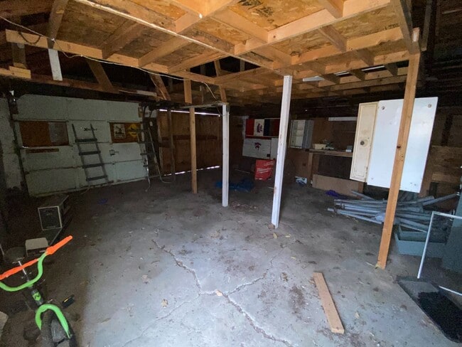 Building Photo - 2-Bed, 1-Bath Home