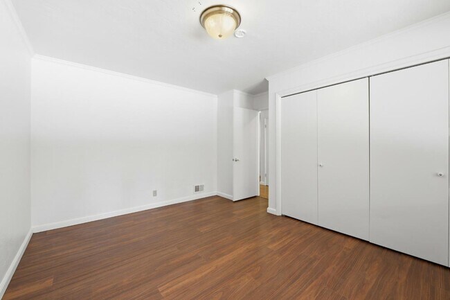 Building Photo - 1825 White Oak Dr