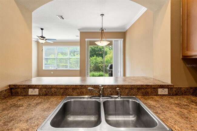 Building Photo - 2052 Park Crescent Dr