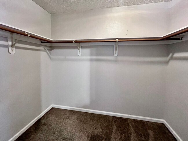 Building Photo - $2,495 Champlain Dr. & Fort Washington, 3 ...