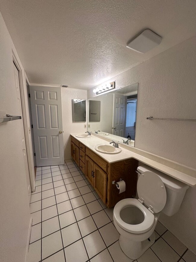 Building Photo - Spacious Remodeled 2 Bed/2Bath Condo!