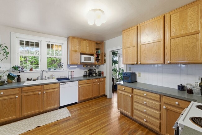 Building Photo - Charming 2 Bed 1 Bath House in Old Town!