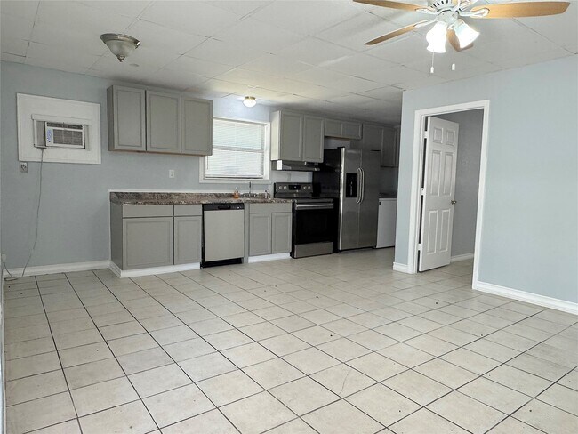 Building Photo - 218 Water Glen Dr