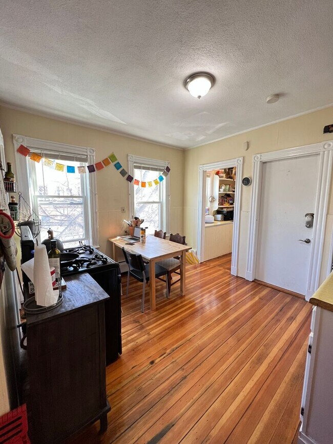 Building Photo - Beautiful Porter Squ 3 Bed! Short Walk To ...