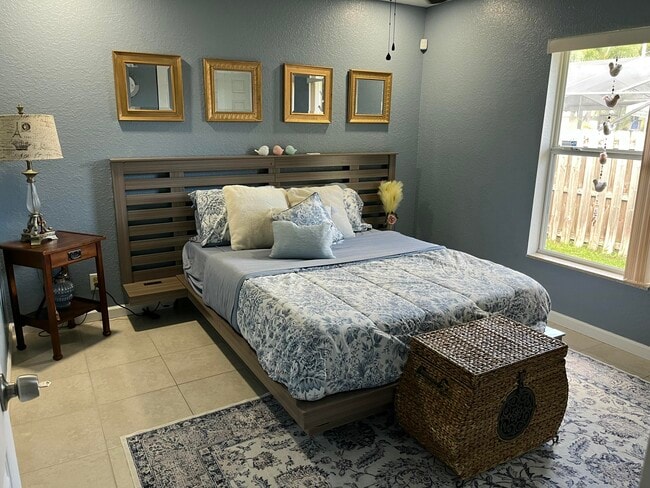 Building Photo - 1211 SW Dalton Ave