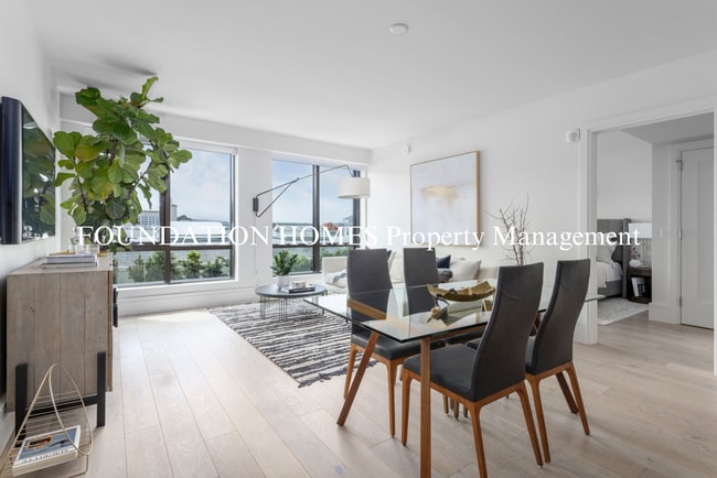 Building Photo - Luxury 2BD/2BA Condo at Union House!  Panoramic Views!  Doorman!  A/C!  FOUNDATION HOMES