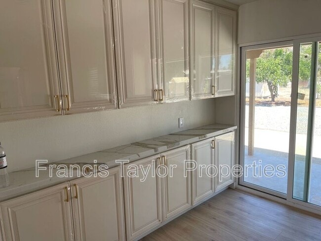 Building Photo - 1124 La Honda Dr