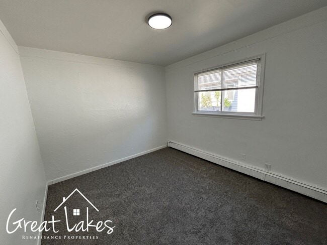Building Photo - Stunning 3 Bedroom 1 Bathroom now availabl...