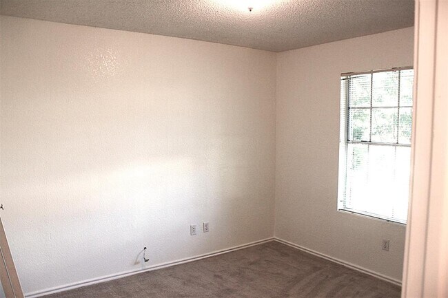 Building Photo - 1008 Disraeli Cir