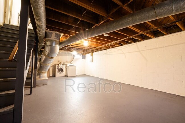 Building Photo - 830 S Harris Ave