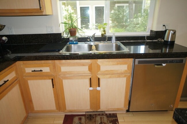 Building Photo - Beautiful Beaverton Townhouse