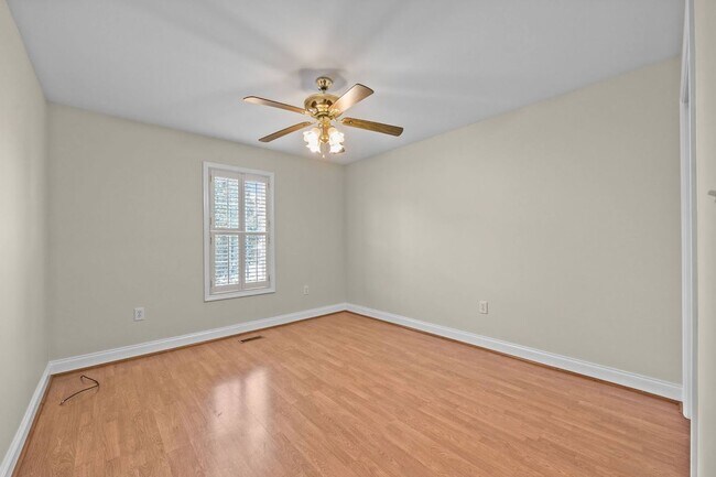 Building Photo - Highly desirable St Andrews subdiv. 3 bed,...