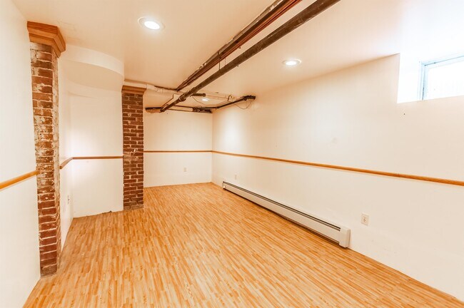 Building Photo - 261 Orange St