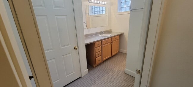 Building Photo - 303 Center St