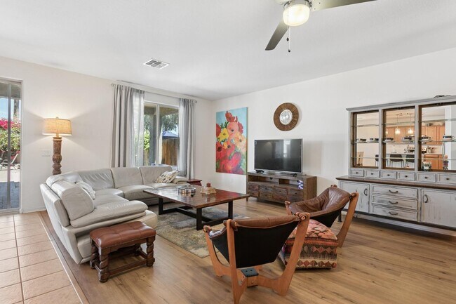 Building Photo - 2114 E Aire Libre Ave