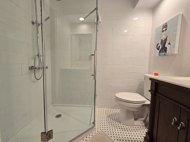 Building Photo - Stunning 2 Bed / 2.5 Bath Townhouse with G...