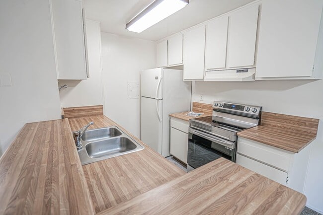 Building Photo - COMING SOON! Cozy 2 Bedroom Condo in Valencia!