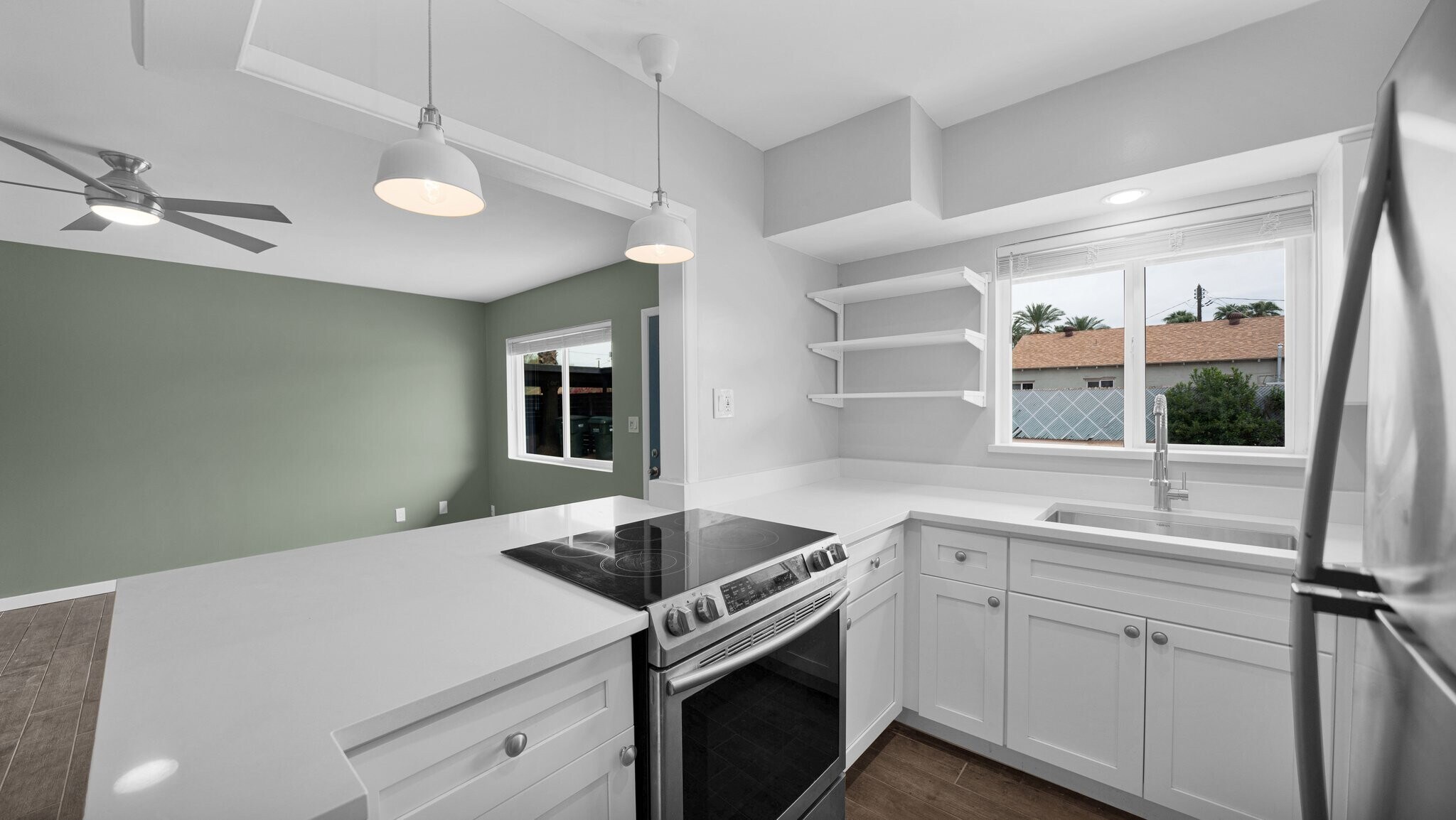 Building Photo - 1635 E Oak St