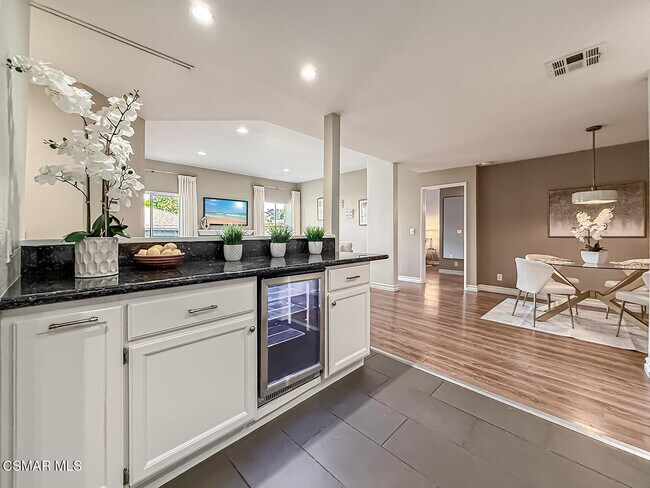 Building Photo - 5420 Sylmar Ave