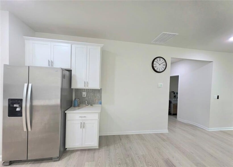 Building Photo - 327 Vly Oak Dr