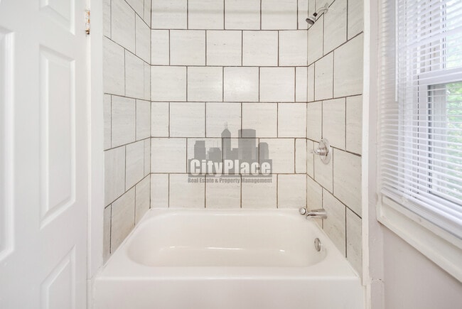Building Photo - 925 N Gladstone Ave