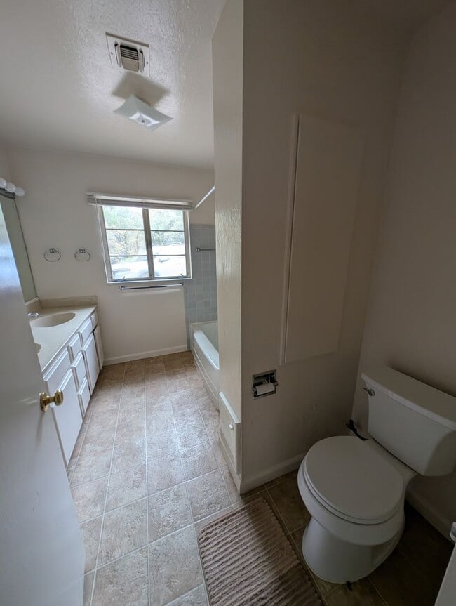 Building Photo - Single story country home with breathtaking views!