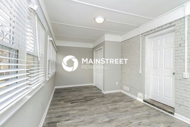Building Photo - 3 Bedroom Pet-Friendly Home in Kansas City, MO with Main Street Renewal