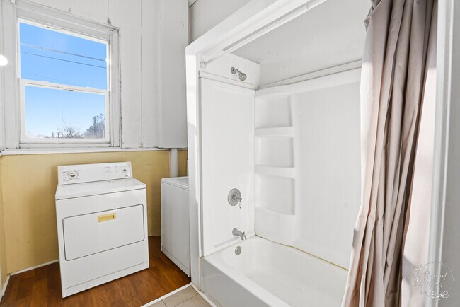 Building Photo - 19 S Green St