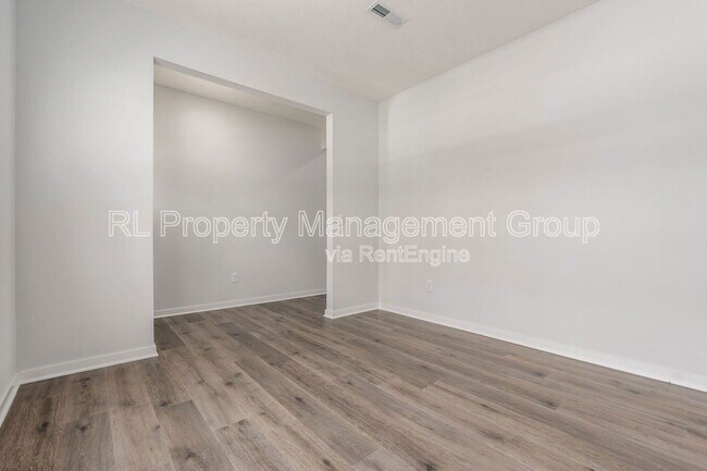 Building Photo - 214 Sterndale Dr