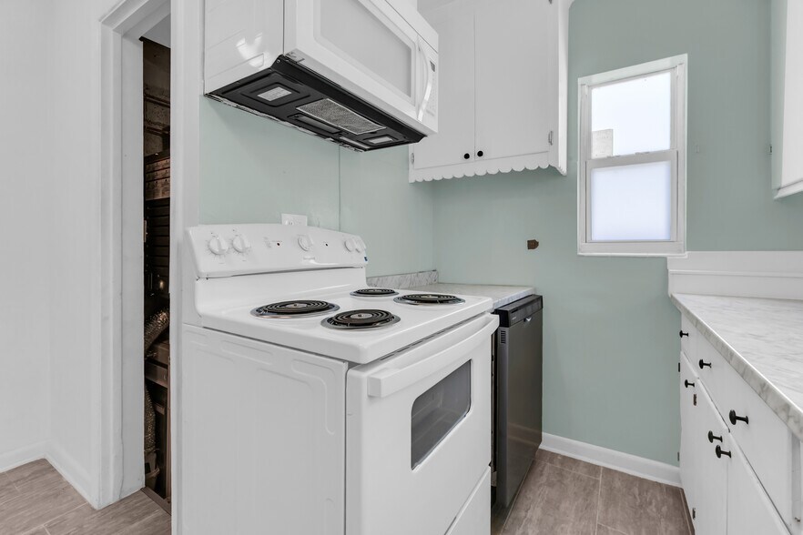 Building Photo - 434 49th St