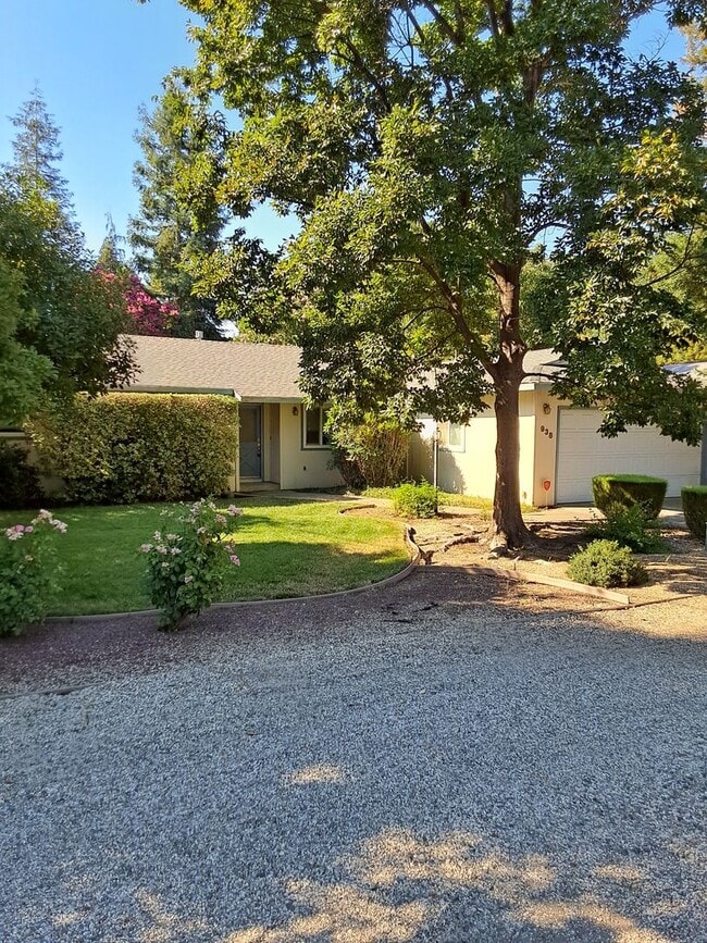 Building Photo - 3 bed/1.5 bath on large corner lot