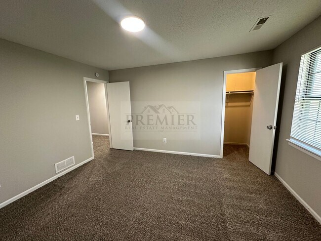 Building Photo - 3562 NE Independence Ave