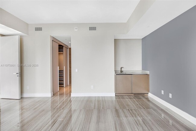 Building Photo - 18975 Collins Ave