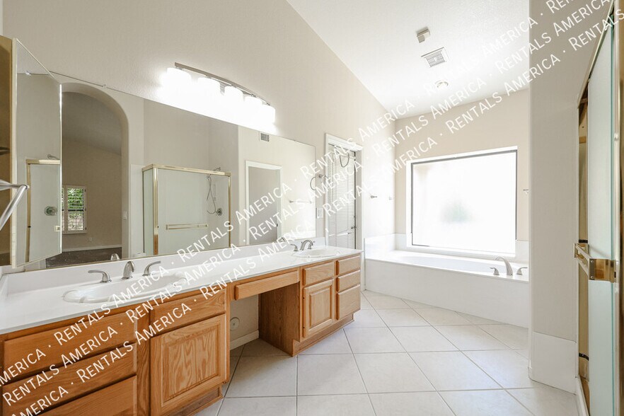 Building Photo - 1635 W Wisteria Dr