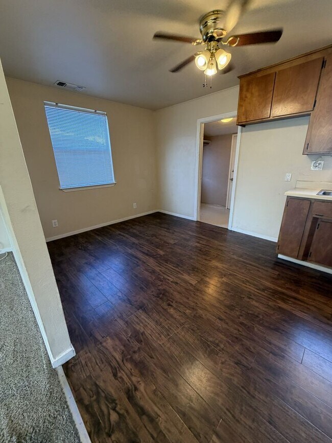 Building Photo - Charming 2/1 close to downtown!