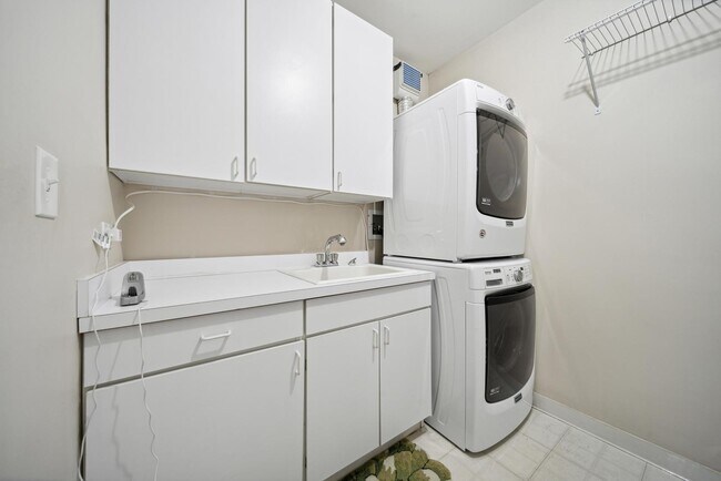 Building Photo - 811 S Lytle St