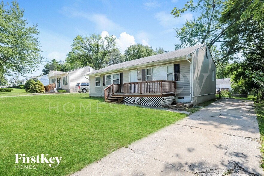 Building Photo - 3605 NE 54th St