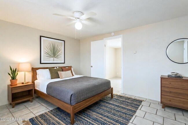 Building Photo - 302 W Flores St