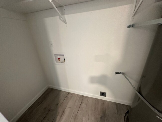 Building Photo - 1527 Santiam Hwy SE