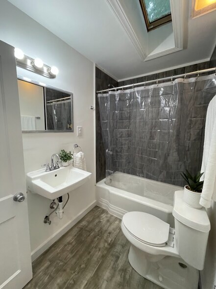 Building Photo - 410 W Maple St