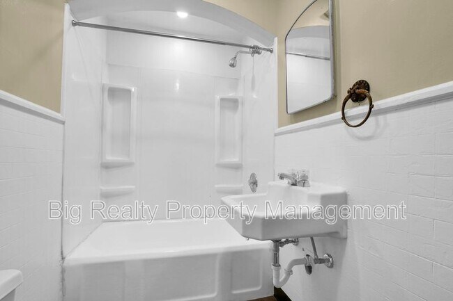 Building Photo - 72 N Main St