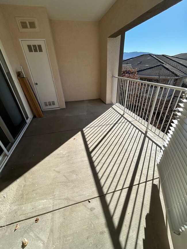 Building Photo - Temecula PKwy. 1 Bedroom, 1 Bath Condo with Garage