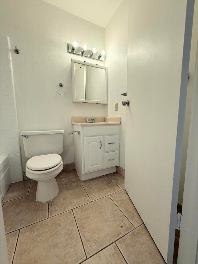 Building Photo - 72629 Edgehill Dr