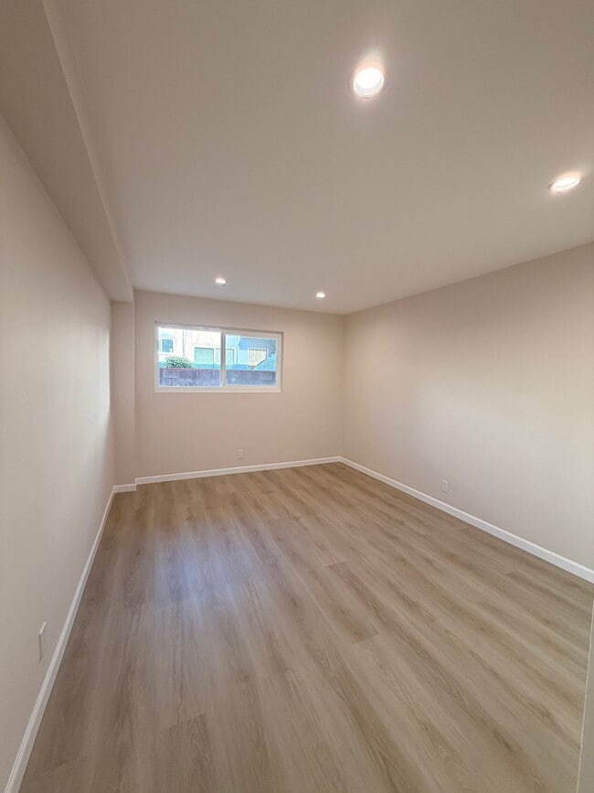 Building Photo - 1134 E Doran St