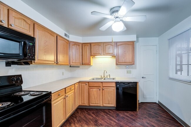 Building Photo - Green Lake Apartments and Townhomes